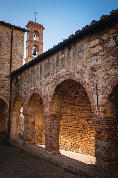 Aziz Francis Cloister Cisterna Meydanında Ortaçağ Köyü Suvereto Livorno Eyaletinin — Stok fotoğraf