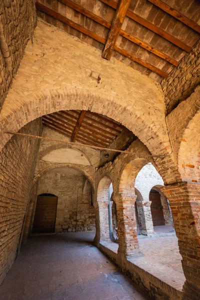Klasztor Franciszkański Cisterna Placu Średniowiecznej Miejscowości Suvereto Prowincji Livorno Toskania — Zdjęcie stockowe