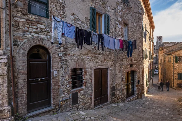 거리는 마을의 리보르노 이탈리아의 건물의 백그라운드에 — 스톡 사진