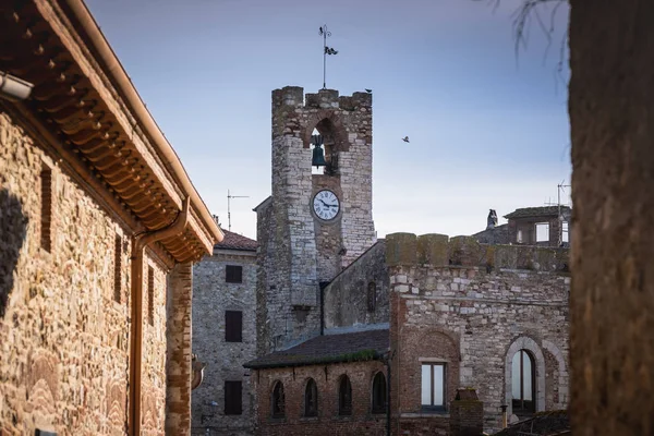 スヴェレート リヴォルノ トスカーナ イタリアの州の中世の村の市建物 クロック タワー — ストック写真