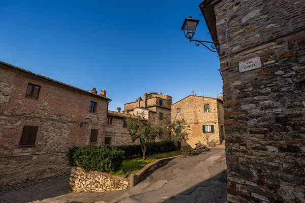 Suvereto, Livorno, Toskana, İtalya ilinin kısa yol küçük kare