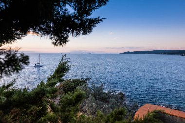 Castiglioncello, Livorno Belediyesi, Tuscany Yelkenli ile Sunset'teki panoramik görünüm