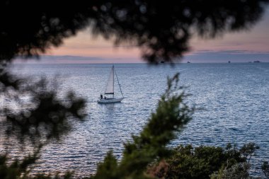 Castiglioncello, Livorno Belediyesi, Tuscany Yelkenli ile Sunset'teki panoramik görünüm