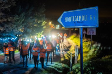 Montegemoli, İtalya - 04 Ocak 2019: Montegemoli dönemi ev sahipliği yapan doğuş sahneleri, olayda Noel sırasında bilinmeyen insanlarda Pomarance Belediyesi, Pisa - İtalya