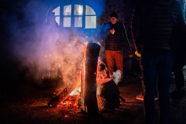 Montegemoli, İtalya - 04 Ocak 2019: Montegemoli dönemi ev sahipliği yapan doğuş sahneleri, olayda Noel sırasında bilinmeyen insanlarda Pomarance Belediyesi, Pisa - İtalya