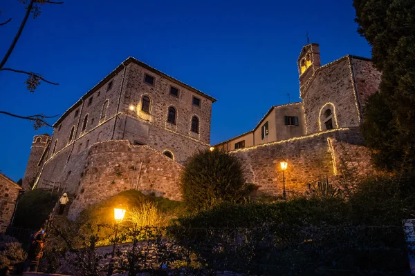 Montegemoli, İtalya - 04 Ocak 2019: Montegemoli köyü dönem ev sahipliği yapan doğuş sahneleri, olayda Noel sırasında Pomarance Belediyesi, Pisa - İtalya