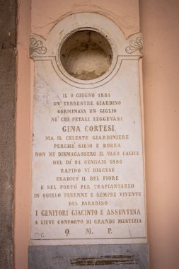 Kutsal alan Madonna del Carmine di Rivalto Poggiopiano Chianni, Pisa, Tuscany ilinin belediyesinde ormanlık tepelerinde yer alır