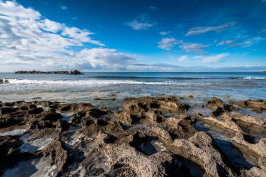 Plaj ve mürekkep balığı tekneler, küçük kasaba Rosignano Solvay, Livorno eyaletinin, Tuscany bağlantı noktasına gider streç denizde