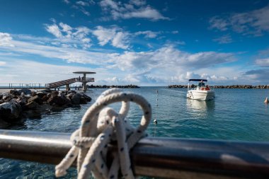 Plaj ve mürekkep balığı tekneler, küçük kasaba Rosignano Solvay, Livorno eyaletinin, Tuscany bağlantı noktasına gider streç denizde