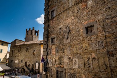 Cortona, İtalya - 13 Mayıs 2018: Signorelli Meydanı şehir merkezinde, Cortona, Toskana bölgesindeki eski tepe şehirlerinden biridir