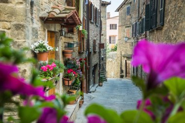 Cortona, İtalya - 13 Mayıs 2018: tipik merdiven ve süsler Ortaçağ ortasındaki sokakları