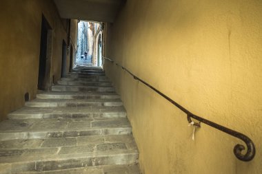 Cortona, İtalya - 13 Mayıs 2018: tipik merdiven ve süsler Ortaçağ ortasındaki sokakları
