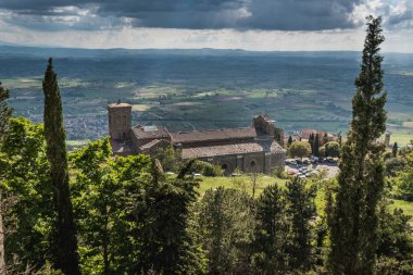 Cortona, İtalya - 13 Mayıs 2018: panoramik görünümünden kale kilise Santa Margherita