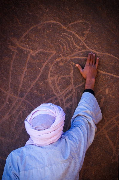 Tamanrasset Algeriet Januari 2002 Okänd Touareg Guider Förklara Vikten Antika — Stockfoto