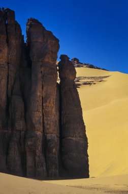 Afrika, Cezayir, Sahara, Tassili N'Ajjer Milli Parkı, Tadrart, kaya kuleleri ve kum tepeleri 