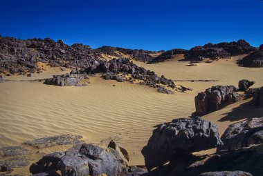 Afrika, Cezayir, Sahara, Tassili N'Ajjer Milli Parkı, Tadrart, kaya kuleleri ve kum tepeleri 