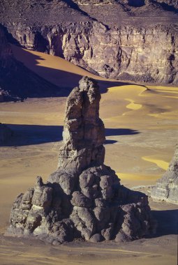 Afrika, Cezayir, Sahara, Tassili N'Ajjer Milli Parkı, Tadrart, kaya kuleleri ve kum tepeleri 