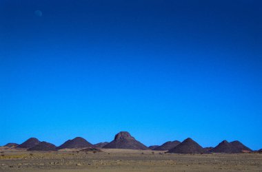Afrika, Cezayir, Sahara, Tassili N'Ajjer Milli Parkı, Tadrart, kaya kuleleri ve kum tepeleri 