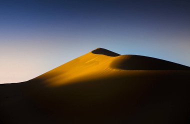 Afrika, Cezayir, Sahara, Tassili N'Ajjer Milli Parkı, Tadrart, kaya kuleleri ve kum tepeleri 