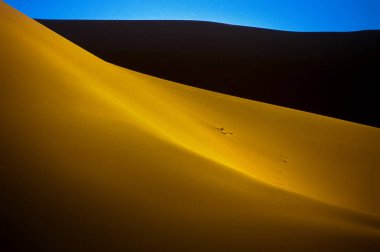 Afrika, Cezayir, Sahara, Tassili N'Ajjer Milli Parkı, Tadrart, kaya kuleleri ve kum tepeleri 