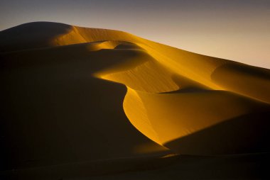 Afrika, Cezayir, Sahara, Tassili N'Ajjer Milli Parkı, Tadrart, kaya kuleleri ve kum tepeleri 