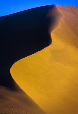 Afrika, Cezayir, Sahara, Tassili N'Ajjer Milli Parkı, Tadrart, kaya kuleleri ve kum tepeleri 