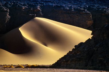 Afrika, Cezayir, Sahara, Tassili N'Ajjer Milli Parkı, Tadrart, kaya kuleleri ve kum tepeleri 