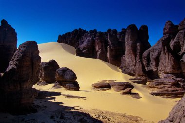 Afrika, Cezayir, Sahara, Tassili N'Ajjer Milli Parkı, Tadrart, kaya kuleleri ve kum tepeleri 