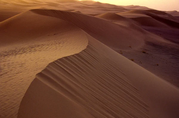 Afrika, Cezayir, Sahara, Tassili N'Ajjer Milli Parkı, Tadrart, kaya kuleleri ve kum tepeleri 