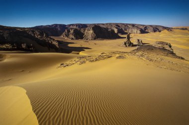 Afrika, Cezayir, Sahara, Tassili N'Ajjer Milli Parkı, Tadrart, kaya kuleleri ve kum tepeleri 