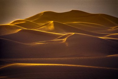 Afrika, Cezayir, Sahara, Tassili N'Ajjer Milli Parkı, Tadrart, kaya kuleleri ve kum tepeleri 