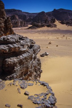 Tassili Najjer, Cezayir - 10 Ocak 2002: onların off-road araç içinde kumulları Cezayir Sahara bilinmeyen erkeklerle, Afrika, Tassili Najjer Milli Parkı çöl