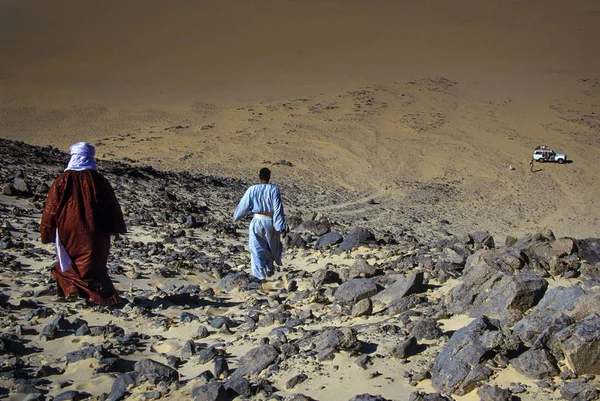 Tassili Najjer Algeria January 2002 Unknown Men Road Vehicles Sand — Stock Photo, Image