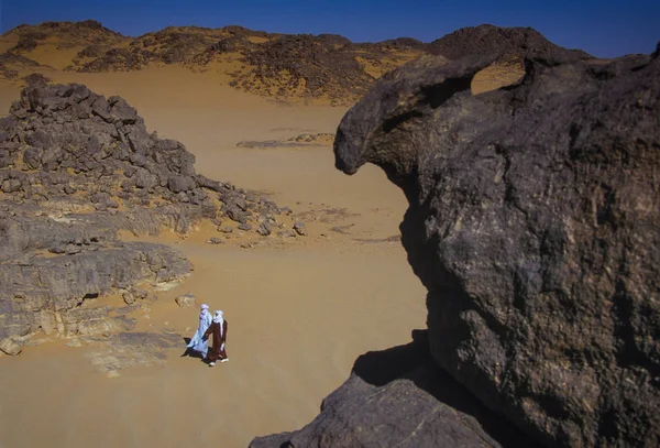 Tassili Najjer Algérie Janvier 2002 Deux Inconnus Marchent Dans Les — Photo