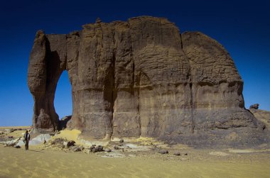 Tassili Najjer, Cezayir - 10 Ocak 2002: Bilinmeyen insan kumulları Cezayir Sahara çöl Afrika, Tassili Najjer Milli Parkı yürüyor