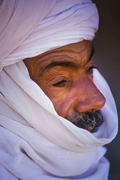 タッシリ Najjer アルジェリア 2002 未知の人にアルジェリアのサハラ砂漠の砂砂丘で砂漠 アフリカ タッシリ Najjer 国立公園 — ストック写真