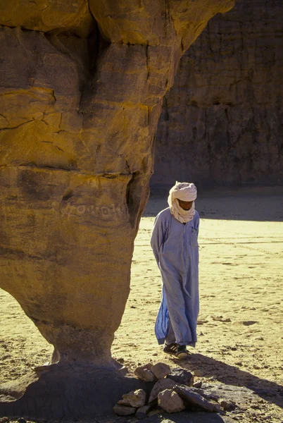 Tassili Najjer Algéria Janeiro 2002 Homem Desconhecido Caminha Nas Dunas — Fotografia de Stock