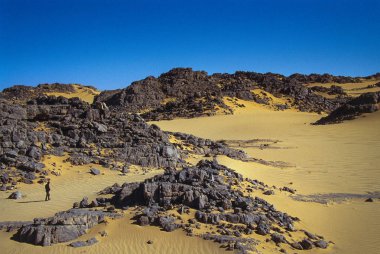 Tassili Najjer, Cezayir - 10 Ocak 2002: Bilinmeyen insan kumulları Cezayir Sahara çöl Afrika, Tassili Najjer Milli Parkı yürüyor