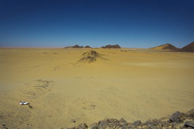 Tassili Najjer, Cezayir - 10 Ocak 2002: onların off-road araç içinde kumulları Cezayir Sahara bilinmeyen erkeklerle, Afrika, Tassili Najjer Milli Parkı çöl