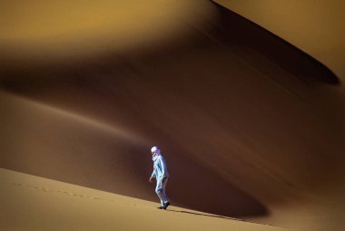 Tassili Najjer, Cezayir - 10 Ocak 2002: Bilinmeyen insan kumulları Cezayir Sahara çöl Afrika, Tassili Najjer Milli Parkı yürüyor