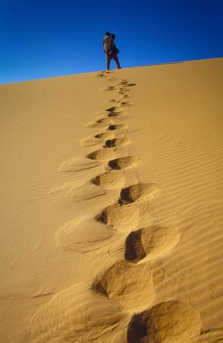 Tassili Najjer, Cezayir - 10 Ocak 2002: Bilinmeyen insan kumulları Cezayir Sahara çöl Afrika, Tassili Najjer Milli Parkı yürüyor