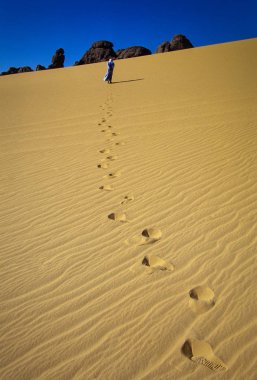 Tassili Najjer, Cezayir - 10 Ocak 2002: Bilinmeyen insan kumulları Cezayir Sahara çöl Afrika, Tassili N Ajjer Milli Parkı yürüyor
