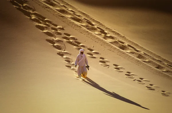 Tassili Najjer Algeria January 2002 Unknown Man Walks Sand Dunes — Stock Photo, Image