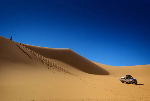 タッシリ Najjer 2002 アルジェリア アルジェリアのサハラ砂漠の砂砂丘でオフロード車砂漠 アフリカ タッシリ Najjer 国立公園 — ストック写真