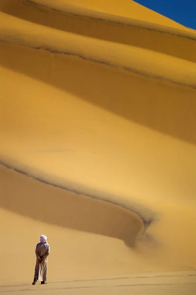 タッシリ Najjer アルジェリア 2002 未知の人はアルジェリアのサハラ砂漠砂漠の砂砂丘アフリカ タッシリ Najjer 国立公園で散歩します — ストック写真