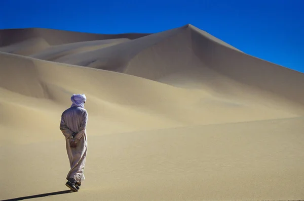 Najjer Alžírsko Ledna 2002 Neznámý Muž Chodí Písečných Dunách Alžírské — Stock fotografie