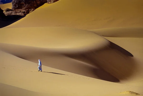 Tassili Najjer Algeria January 2002 Unknown Man Walks Sand Dunes — Stock Photo, Image