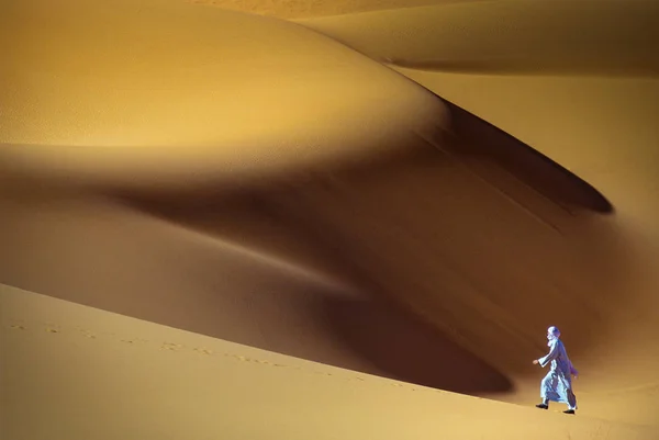 Tassili Najjer Algeria January 2002 Unknown Man Walks Sand Dunes — Stock Photo, Image