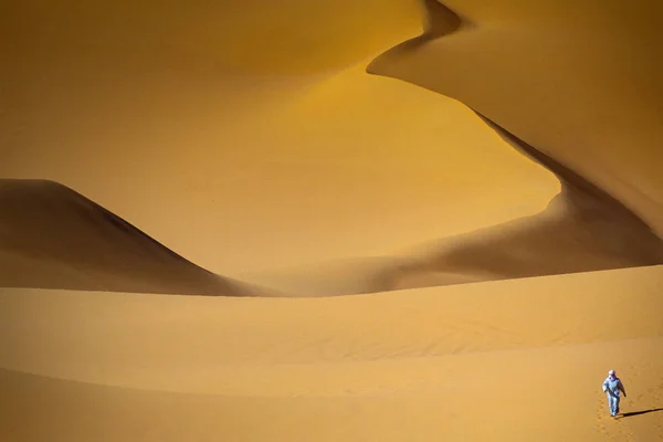 Tassili Najjer Algeria January 2002 Unknown Man Walks Sand Dunes — Stock Photo, Image