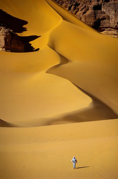 Tassili Najjer Algeria January 2002 Unknown Man Walks Sand Dunes — Stock Photo, Image